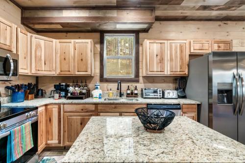 Cascading Pines Hot Tub Private Pool Game Room in Sevierville, USA