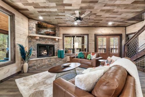 Cascading Pines Hot Tub Private Pool Game Room in Sevierville, USA