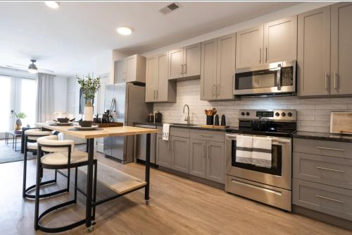 Cozy 6BR 6BA combined Apartments Near Downtown Cincinnati in Cincinnati, USA