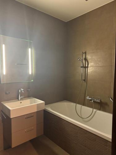 Modern apartment with a terrace in แซร์เวต