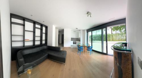 Modern apartment with a terrace in แซร์เวต
