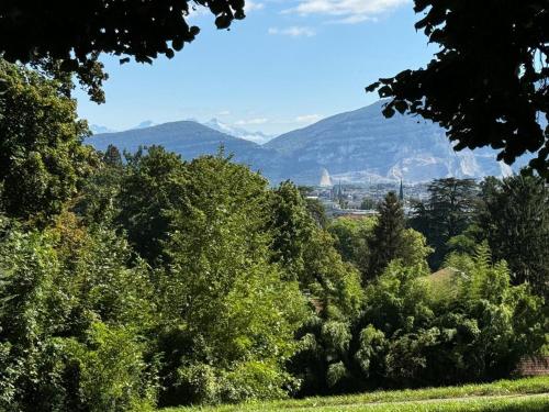 Modern apartment with a terrace in แซร์เวต