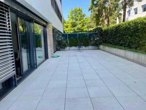 Modern apartment with a terrace in แซร์เวต