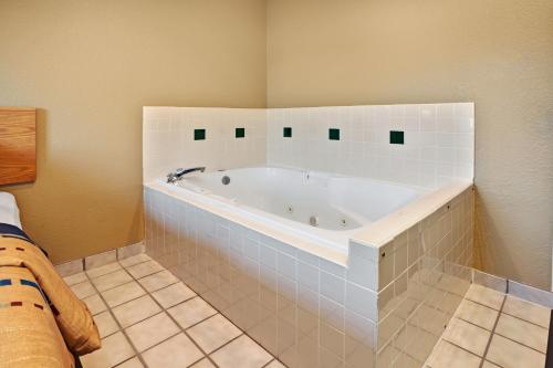 Pezsgőfürdő, Baymont by Wyndham Paw Paw in Paw Paw