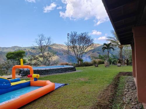 Úszómedence, Casita en la finca Los Bambú (Casita en la finca Los Bambu) in Colon