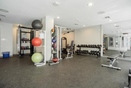 Upstay 4 BR Condo Gym BBQ & Games - Walk to UofT in Austin, USA
