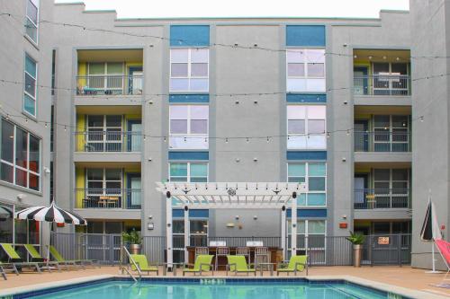 Upstay 4 BR Condo Gym BBQ & Games - Walk to UofT in Austin, USA