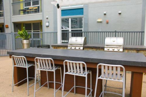 Upstay 4 BR Condo Gym BBQ & Games - Walk to UofT in Austin, USA