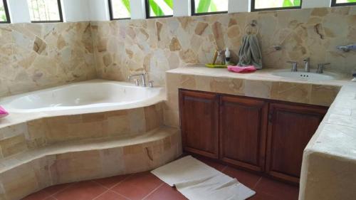 Létesítmények, Casita en la finca Los Bambú (Casita en la finca Los Bambu) in Colon