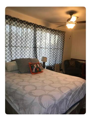Super private studio with bathroom 7 miles to downtown LA with parking in Maywood, USA