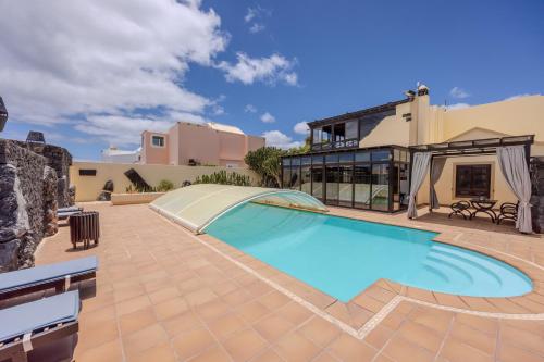 Luxury Canarian Villa With Large Pool And Guesthouse - Costa Teguise