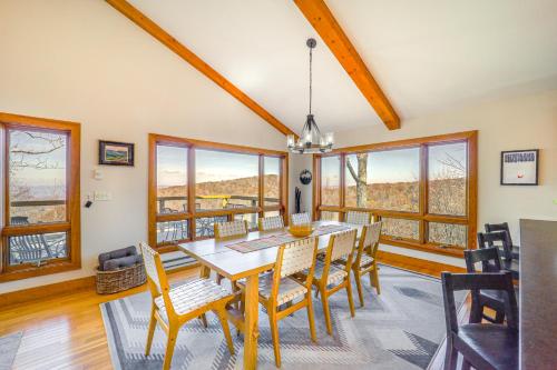 Deck, Fire Pit and Game Room Beech Mountain Retreat in Beech Mountain, USA