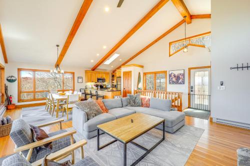 Deck, Fire Pit and Game Room Beech Mountain Retreat in Beech Mountain, USA