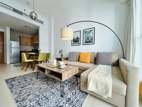 Modern 1BR Unit with Canal View Near Burj Khalifa, Дубай (фото 4)