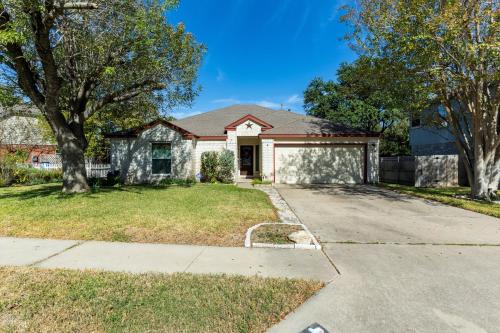 Cozy 3BR Retreat with Outdoor Dining & BBQ Grill in Pflugerville, USA