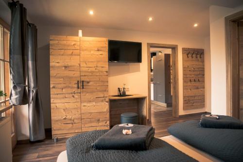 1 king bed, 1 sofa bed