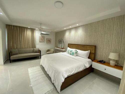 1 twin bed, 1 sofa bed
