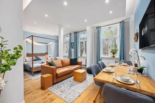 EDLER WOHNRAUM Stadtstudio mit Himmelbett, Weinkühler, Balkon, Miele-Kaffeevollautomat, Klima & WLAN 200 Mbps in Zwickau, Deutschland
