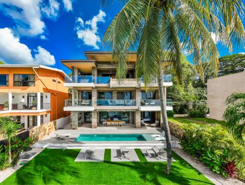 Beachfront Pool 5 BD Villa in 波特雷羅