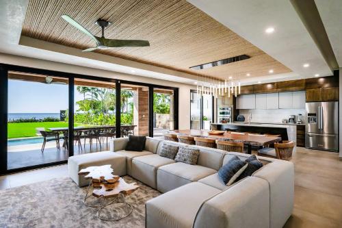 Beachfront Pool 5 BD Villa in 波特雷羅