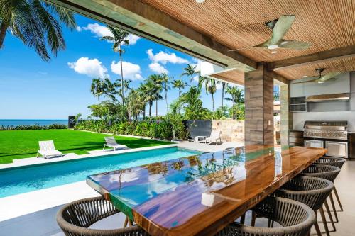 Beachfront Pool 5 BD Villa in 波特雷羅
