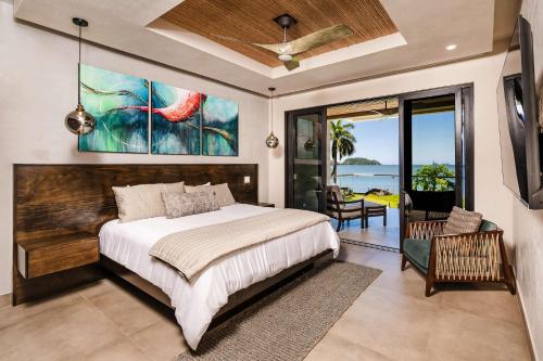 Beachfront Pool 5 BD Villa in 波特雷羅