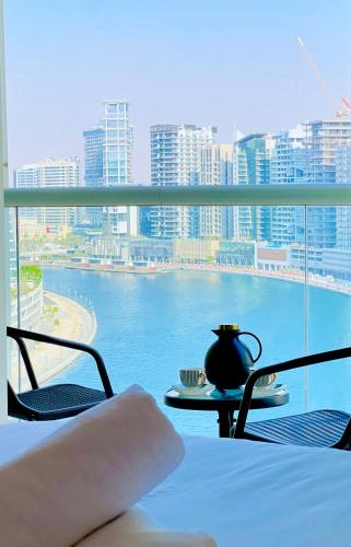Modern 1BR Unit with Canal View Near Burj Khalifa, Дубай (фото 2)