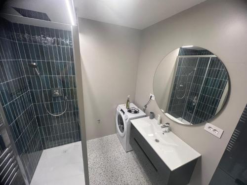 One-Bedroom Apartment image 1