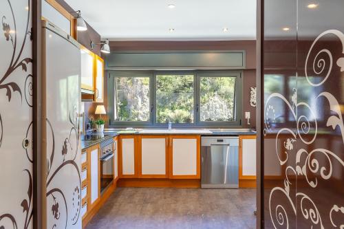 kuhinja, Dúplex Artístico con Terraza I 10 min del Centro I AndBnB (Duplex Artistico con Terraza I 10 min del Centro I AndBnB) in Santa Coloma