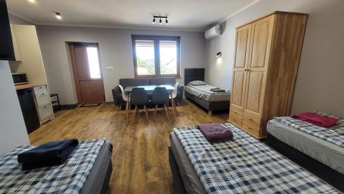 4 twin beds, 1 sofa bed