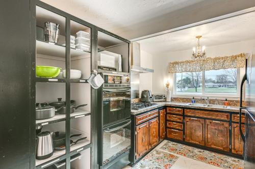2 Mi to Downtown Flushing Spacious Retreat! in Flint, USA