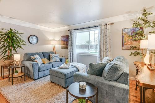 2 Mi to Downtown Flushing Spacious Retreat! in Flint, USA