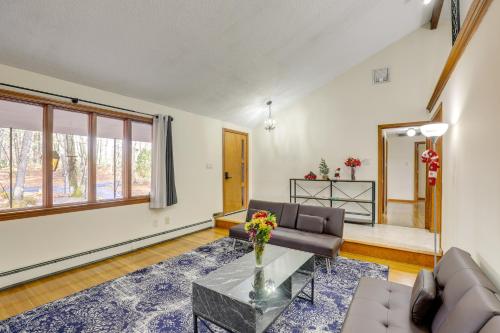 Peek-a-Boo Lake Views and Yard Windham Home in 梅休因