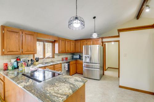 Peek-a-Boo Lake Views and Yard Windham Home in 梅休因
