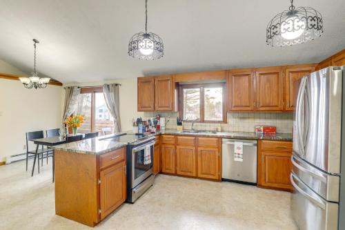 Peek-a-Boo Lake Views and Yard Windham Home in 梅休因