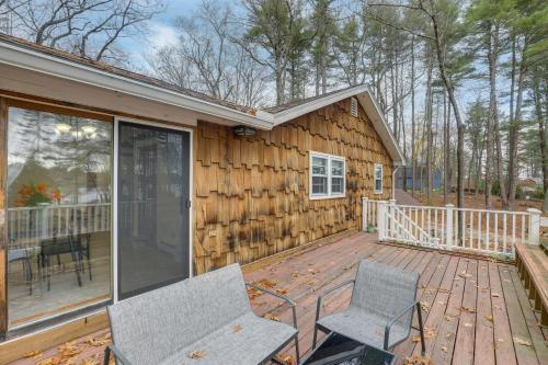 Peek-a-Boo Lake Views and Yard Windham Home in 梅休因