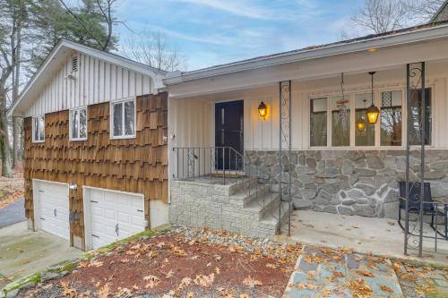 Peek-a-Boo Lake Views and Yard Windham Home in 梅休因