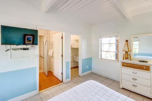 Walk to Pool and Beach Cozy Florida Keys Cottage! in Layton, USA