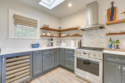 Walk to Roanoke River Greenway Mountain-View Home in Roanoke
