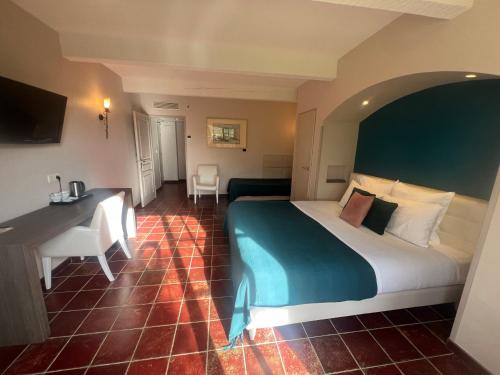 1 king bed, 1 twin bed