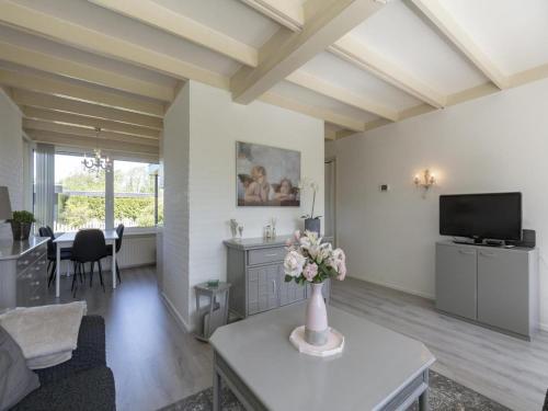  Welcoming bungalow with garden in Sint Maartensvlotbrug