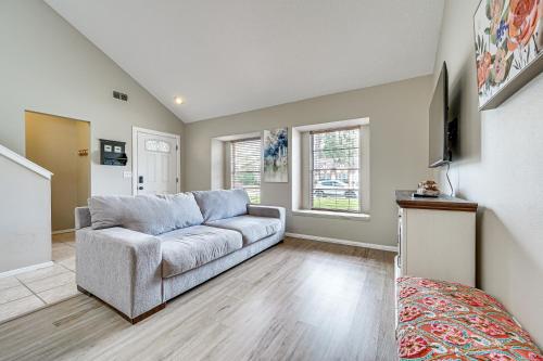 Tampa Townhome with Lake Access and Workspace! in Lutz, USA