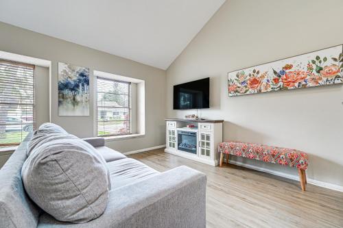 Tampa Townhome with Lake Access and Workspace! in Lutz, USA