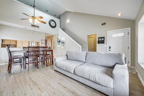 Tampa Townhome with Lake Access and Workspace! in Lutz, USA