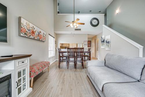 Tampa Townhome with Lake Access and Workspace! in Lutz, USA