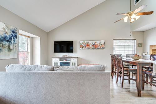 Tampa Townhome with Lake Access and Workspace! in Lutz, USA