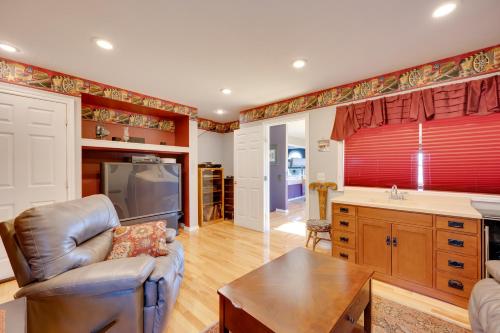 Lake View and Games Family Escape in Newport!