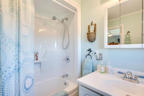 Lake View and Games Family Escape in Newport!