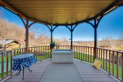 Lake View and Games Family Escape in Newport!