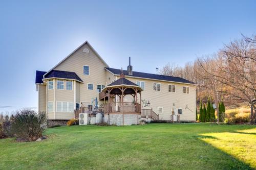 Lake View and Games Family Escape in Newport!